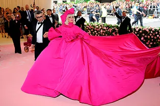 Леди Гага четыре раза сменила образ на красной дорожке Met Gala
