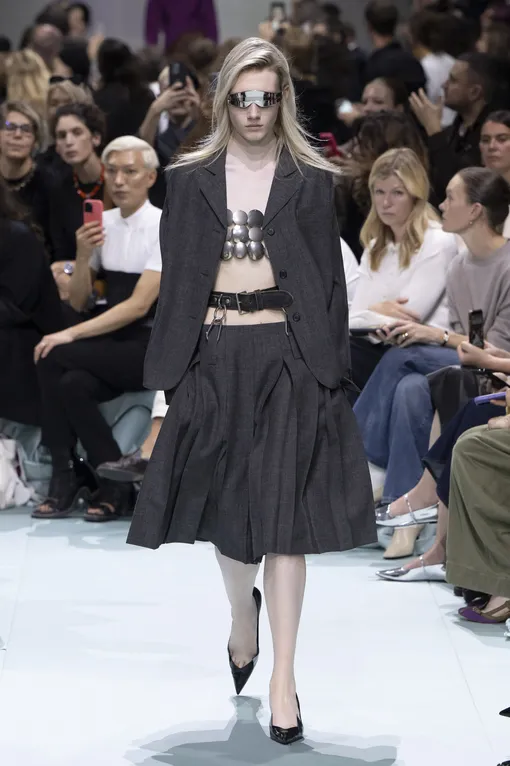 Prada весна-лето 2025