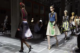 Стиль школьницы, отсылки к 60-м и даже морская тематика в многообразной коллекции Prada