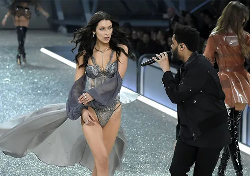 Белла Хадид и The Weeknd во время шоу Victoria's Secret в Париже, 2016 год