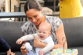 Меган Маркл читает маленькому Арчи сказку про утку и кролика в честь его дня рождения