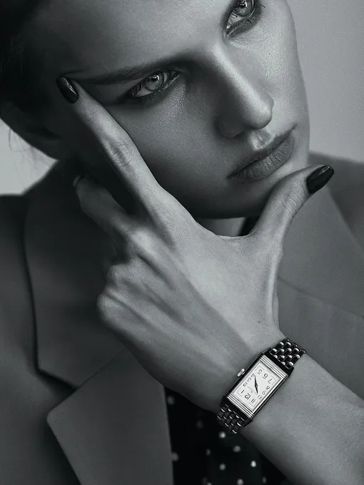 ЖАКЕТ, Bottega Veneta; БЛУЗКА, Celine by Hedi Slimane; ЧАСЫ REVERSO ONE DUETTO MOON, Jaeger-LeCoultre (СТАЛЬ, БРИЛЛИАНТЫ) ЖАКЕТ, Bottega Veneta; БЛУЗКА, Celine by Hedi Slimane; ЧАСЫ REVERSO ONE DUETTO MOON, Jaeger-LeCoultre (СТАЛЬ, БРИЛЛИАНТЫ)