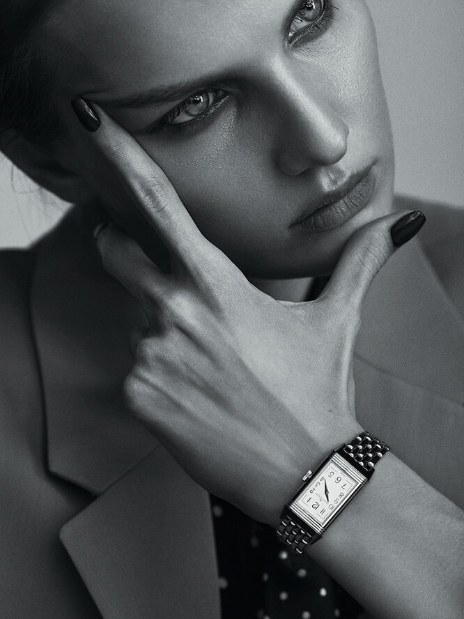 ЖАКЕТ, Bottega Veneta; БЛУЗКА, Celine by Hedi Slimane; ЧАСЫ REVERSO ONE DUETTO MOON, Jaeger-LeCoultre (СТАЛЬ, БРИЛЛИАНТЫ) ЖАКЕТ, Bottega Veneta; БЛУЗКА, Celine by Hedi Slimane; ЧАСЫ REVERSO ONE DUETTO MOON, Jaeger-LeCoultre (СТАЛЬ, БРИЛЛИАНТЫ)
