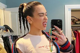 Украшайте телефон подвесками из бисера, как Джиджи Хадид и Дуа Липа