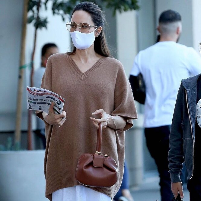 Анджелина Джоли с сумкой Gabriela Hearst Nina