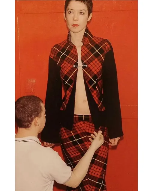 Ли Маккуин и Кэти Ингланд, 1995 год Ли Маккуин и Кэти Ингланд, 1995 год