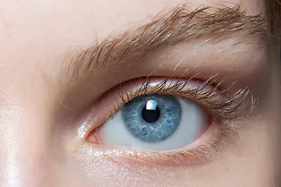 3 вещи, которые категорически нельзя делать, если вы носите контактные линзы