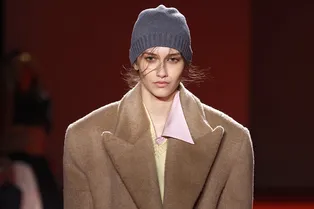 Деталь, которая меняет образ: это самый доступный модный трюк с подиумов Деталь, которая меняет образ: это самый доступный модный трюк с подиумов