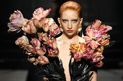 Сад земных наслаждений в коллекции Schiaparelli: платья-букеты, корсеты с обнаженной грудью и «летающие» шляпы
