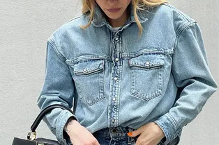 Как носить джинсовые рубашки зимой