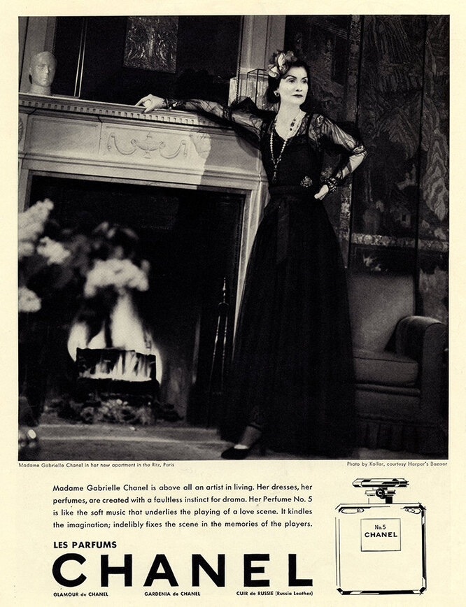 Реклама Chanel N°5 была опубликована в The Symbol в 1937 году — Габриэль Шанель сама впервые продвигала свои духи