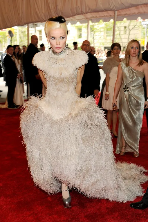 На MET Gala в честь открытия выставки «Alexander McQueen: Savage Beauty», 2011 год На MET Gala в честь открытия выставки «Alexander McQueen: Savage Beauty»,