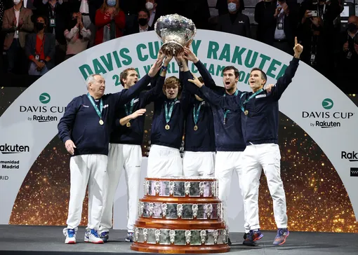 Сборная России по теннису получает кубок Дэвиса