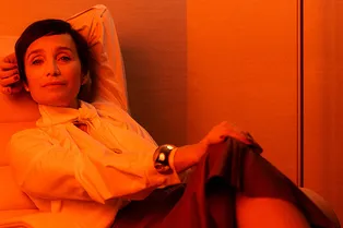 Кристин Скотт Томас — о белых рубашках, красных дорожках и премьере комедии «Почти знамениты»