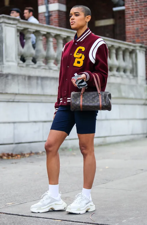 Джордан Александр на съемках «Сплетницы», 2021