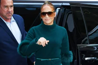 Свитер с мехом на локтях и «пижамные» брюки: изумрудное комбо Дженнифер Лопес