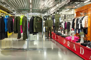 Много хаки, кроссовки на зиму и яркие пуховики: за чем идти в pop-up Prada в «КМ20»