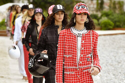 Комбинезон гонщика «Формулы-1» из твида — главный хит из новой коллекции Chanel
