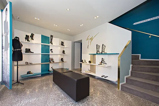Бутик Giuseppe Zanotti Design в Сен-Тропе Бутик Giuseppe Zanotti Design в Сен-Тропе