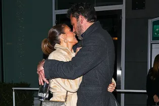 На свидание с Беном Аффлеком: Дженнифер Лопес в бежевом пальто и ярких босоножках на шпильке