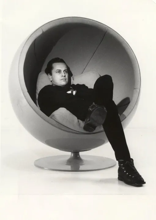 Ээро Аарнио в кресле Ball, 1963 года Ээро Аарнио в кресле Ball, 1963 года