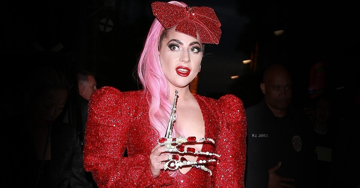 Леди гага и диджей. Леди Гага с когтями. Леди Гага образ со змеей. Леди Гага с бомжом. Званый ужин леди Гага.