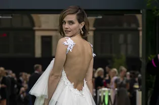 Королева ресайклинга: Эмма Уотсон в топе, который сделан из 10 старых платьев