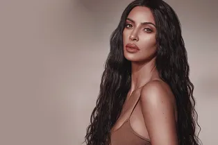 Зачем Ким Кардашьян ходит в жару в свитере и сапогах