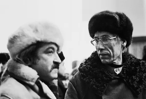 Генрих Сапгир и Игорь Холин на выставке в павильоне «Пчеловодство» на ВДНХ. Москва, 1975 год (коллекция Игоря Пальмина)