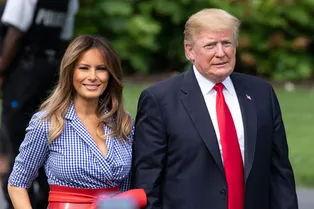 Платье-рубашка и контрастный ремень: Мелания Трамп на праздновании Дня независимости