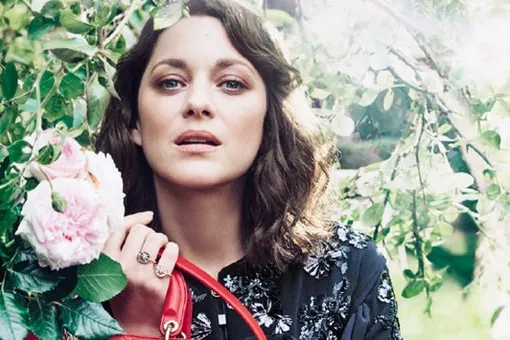 Марион Котийяр в окружении роз в новой рекламной кампании Dior Марион Котийяр в окружении роз в новой рекламной кампании Dior