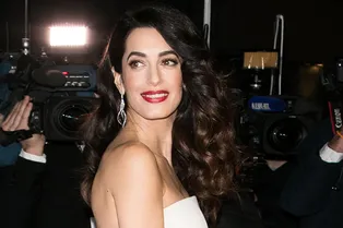 Будущая мама Амаль Клуни в платье Atelier Versace на Cesar Film Awards Будущая мама Амаль Клуни в платье Atelier Versace на Cesar Film Awards