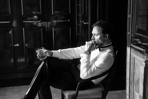 СОРОЧКА, Brunello Cucinelli; БРЮКИ, Boss; БАБОЧКА, Corneliani; ПОЯС-КУШАК, Massimo Dutti; ТУФЛИ, Dino Bigioni (Rendez-Vous); ЧАСЫ CELLINI DATE, Rolex (РОЗОВОЕ ЗОЛОТО); ЗАПОНКИ, Mercury (БЕЛОЕ ЗОЛОТО)