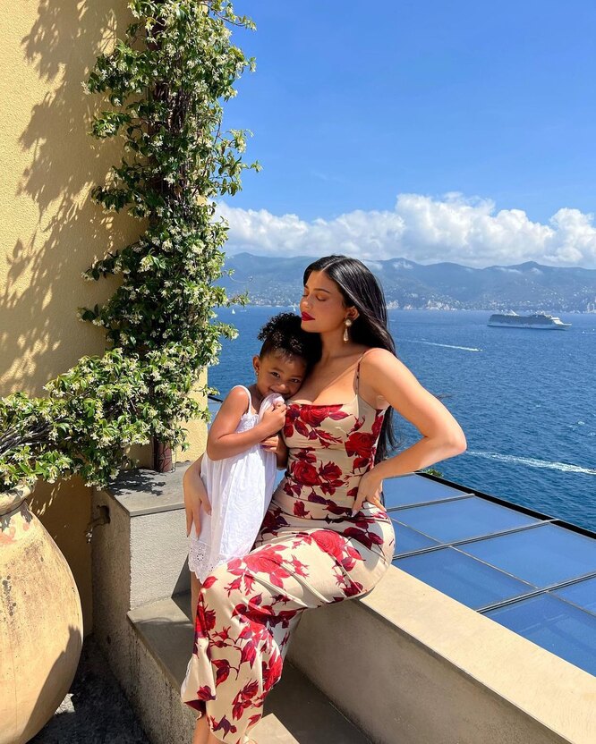 Кайли Дженнер с дочерью Сторми в Dolce & Gabbana