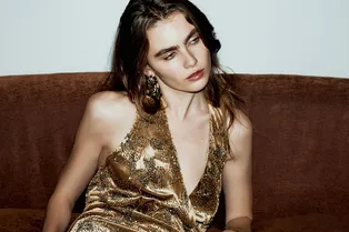 Во-первых, это красиво: на Новый год наряжайтесь в бархат с головы до ног