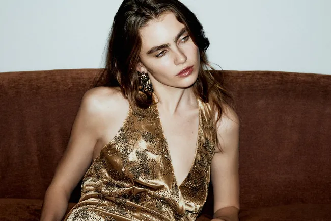 Во-первых, это красиво: на Новый год наряжайтесь в бархат с головы до ног