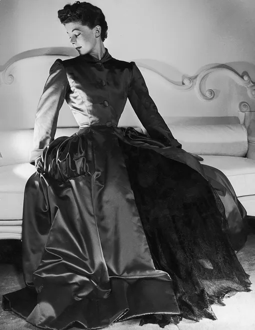 Атласное пальто и кружевное платье Balenciaga, 1939 год Атласное пальто и кружевное платье Balenciaga, 1939 год