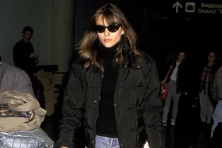 Носите черную куртку с джинсами как Элизабет Херли в 1996 году