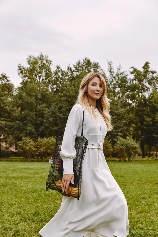 Платье Proenza Schouler; сумка и серьги Céline Платье Proenza Schouler; сумка и серьги Céline