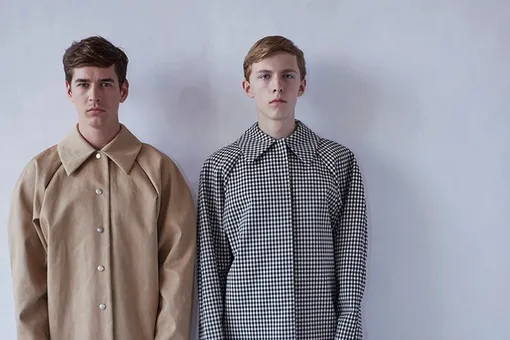 Парни-модели примеряют женскую одежду в лукбуке A.W.A.K.E. Парни-модели примеряют женскую одежду в лукбуке A.W.A.K.E.