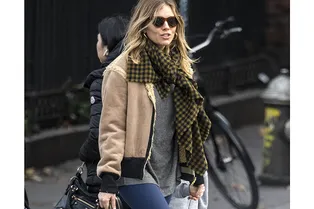 Сиенна Миллер составила идеальный наряд для ранней зимы, но прогадала с обувью