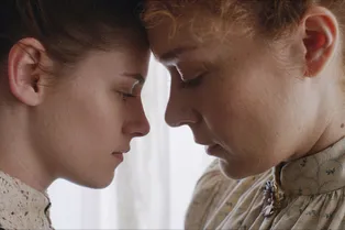 Смотрим, как Кристен Стюарт и Хлоя Севиньи играют любовь в фильме «Лиззи»