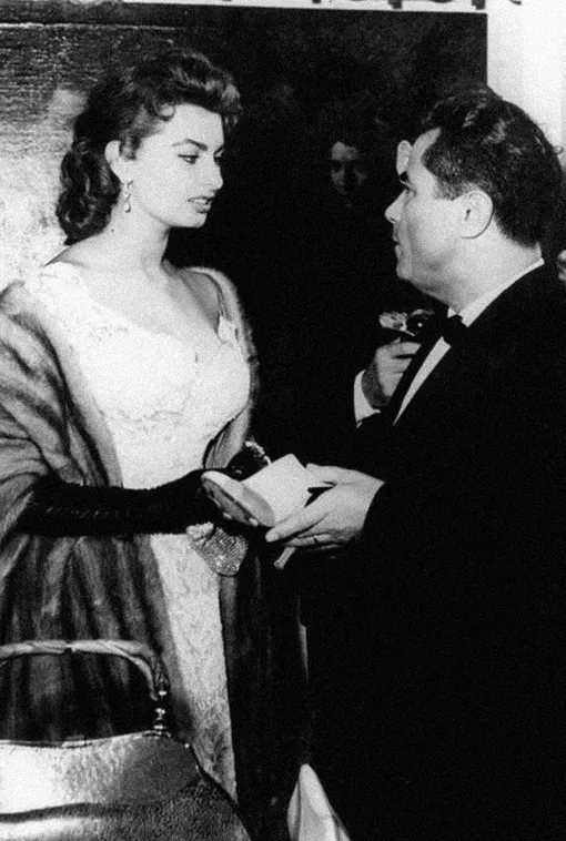 Софи Лорен и Сальваторе Феррагамо, 1959 год Софи Лорен и Сальваторе Феррагамо, 1959 год