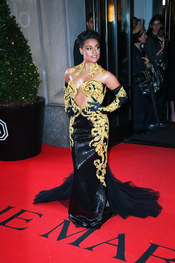 Ариана ДеБос в Moschino Ариана ДеБос в Moschino