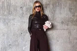 Кожаная водолазка и босоножки поверх брюк: Роузи Хантингтон-Уайтли в Bottega Veneta