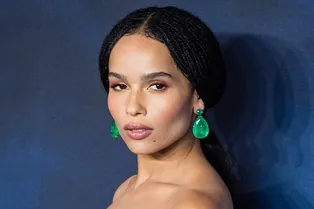 Зои Кравиц возвращает в моду шелковый костюм-пижаму