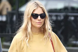 Леопардовые легинсы и красный шопер: Сиенна Миллер на прогулке в Нью-Йорке Леопардовые легинсы и красный шопер: Сиенна Миллер на прогулке в Нью-Йорке