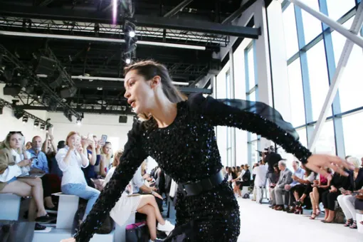 Белла Хадид упала на показе Michael Kors Белла Хадид упала на показе Michael Kors