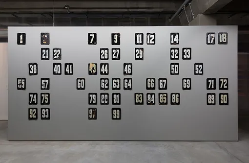 Аслан Гайсумов «Номера», 2015 год. 50 металлических номерных знаков. 20х80 см каждый. Предоставлено художником и Zink Gallery Аслан Гайсумов «Номера», 2015 год. 50 металлических номерных знаков. 20х80 см каждый. Предоставлено художником и Zink Gallery