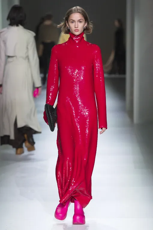 Биоразлагаемая обувь на показе Bottega Veneta в Милане Биоразлагаемая обувь на показе Bottega Veneta в Милане